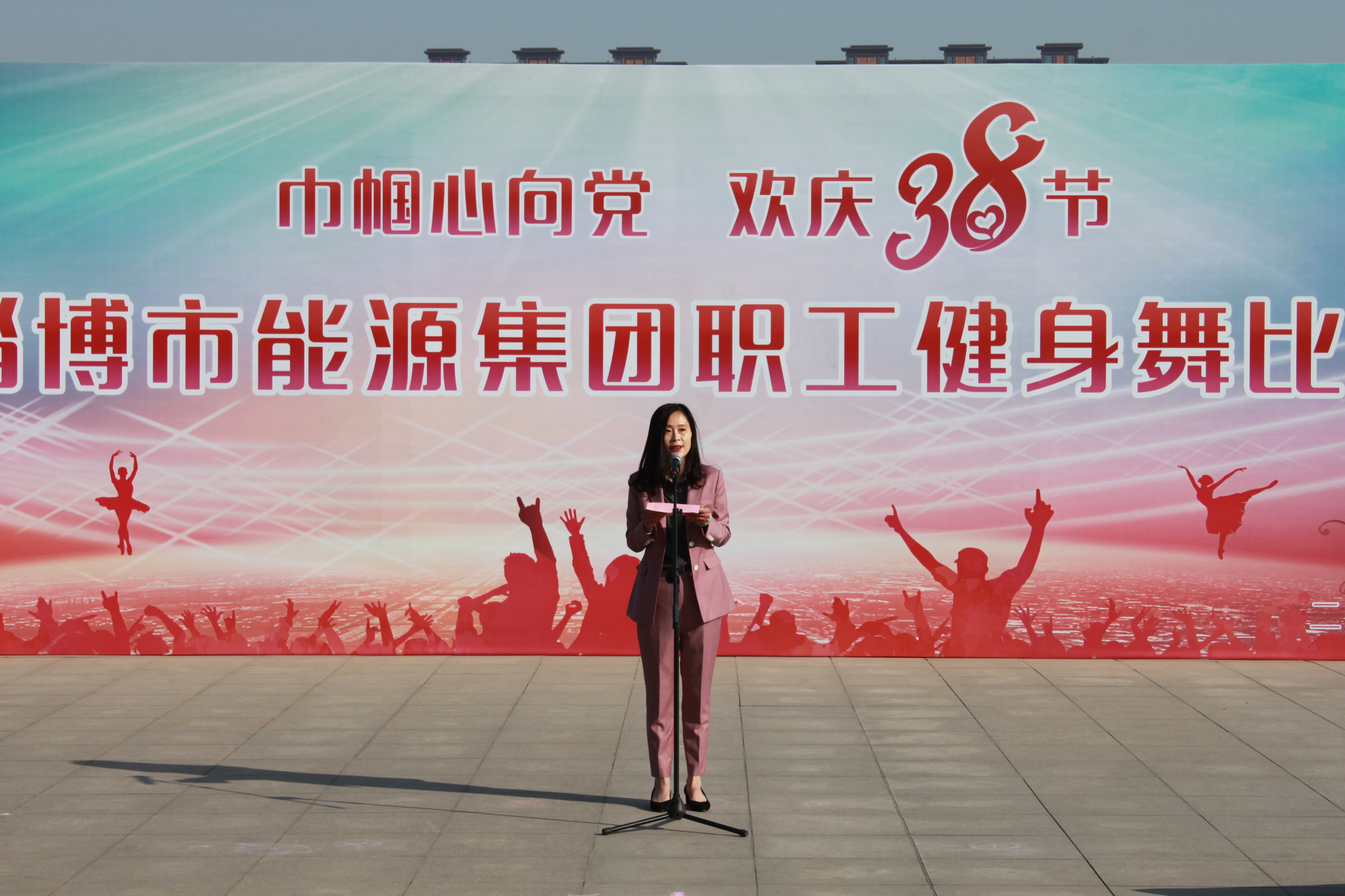 舞動(dòng)青春旋律 飛揚(yáng)巾幗風(fēng)采(圖1)