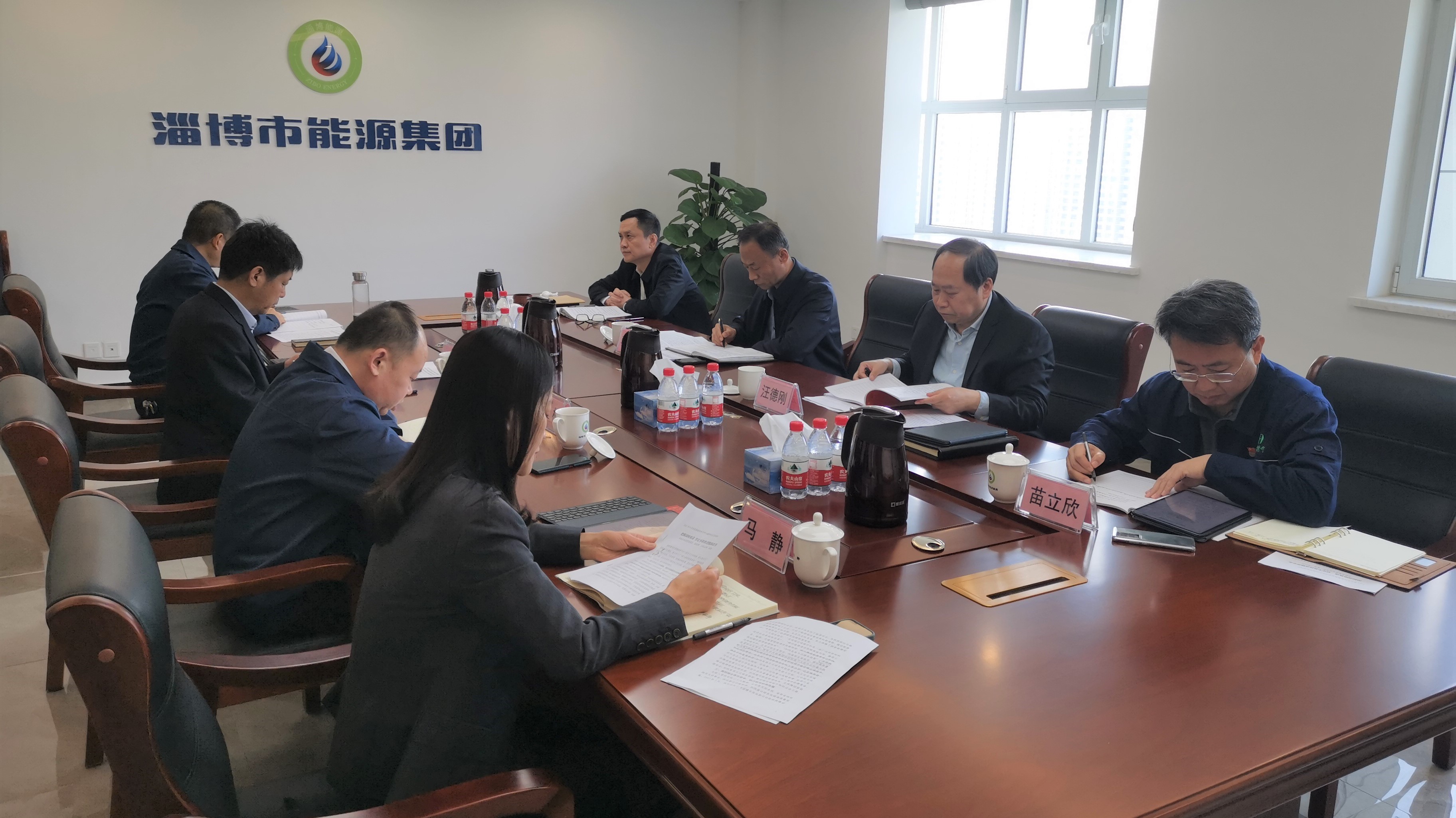 市國資委黨委委員、四級調研員韓瑞平到市能源集團列席旁聽黨委理論學習中心組學習研討(圖1)